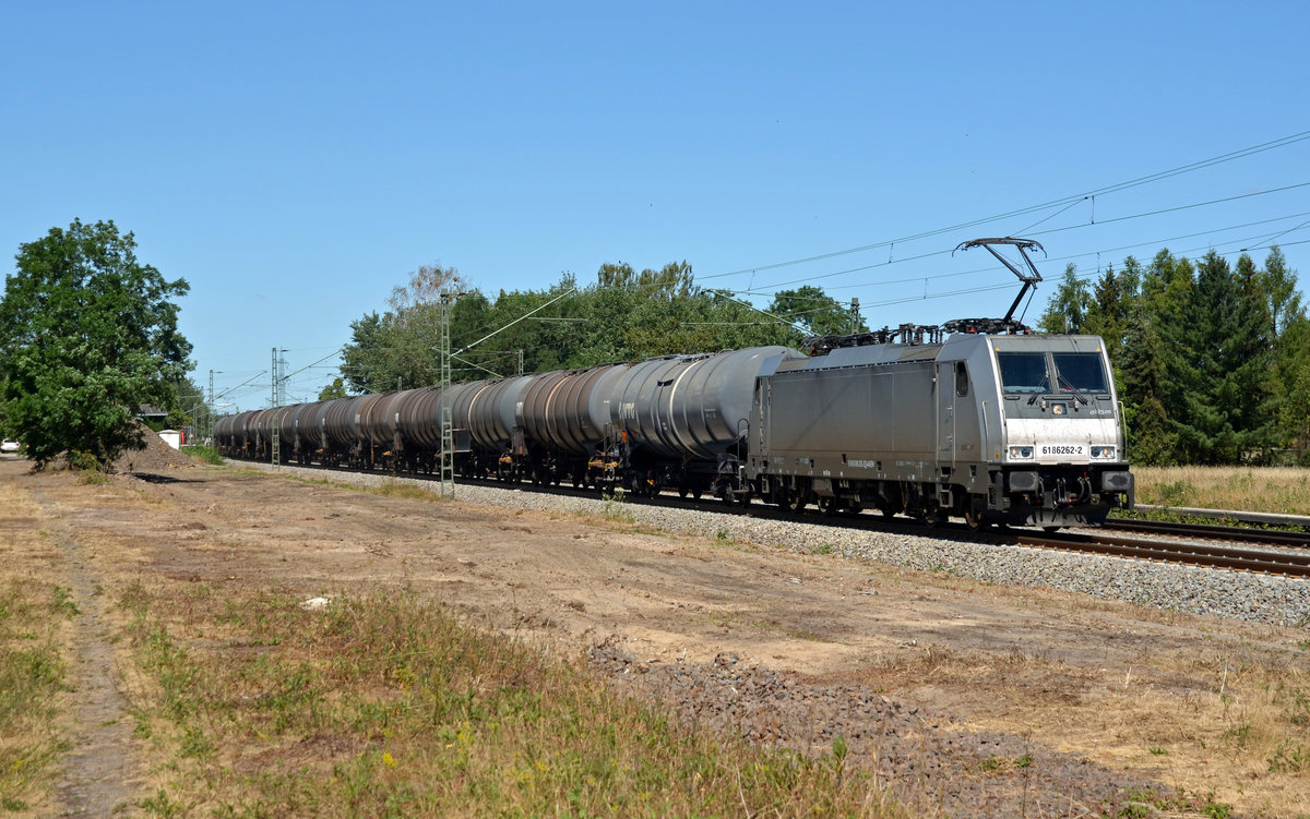 186 262, welche von CTL eingesetzt wird, führte am 30.06.18 einen Kesselwagenzug durch Jütrichau Richtung Roßlau.