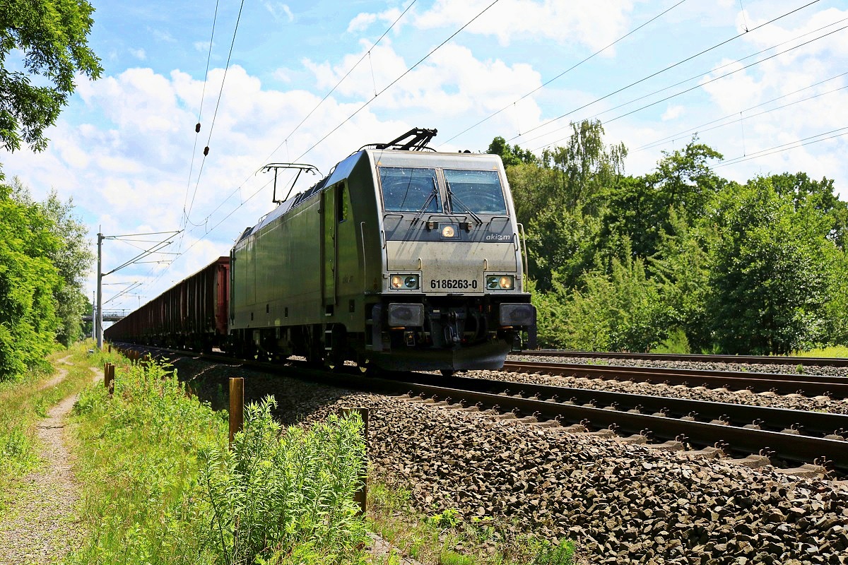 186 263-0 der Akiem S.A.S. als Gz fährt in Radbruch auf der Bahnstrecke Hannover–Hamburg (KBS 110) Richtung Hamburg. Bild durchlief die Selbstfreischaltung (Zug säuft ab). [6.7.2017 | 13:50 Uhr]
