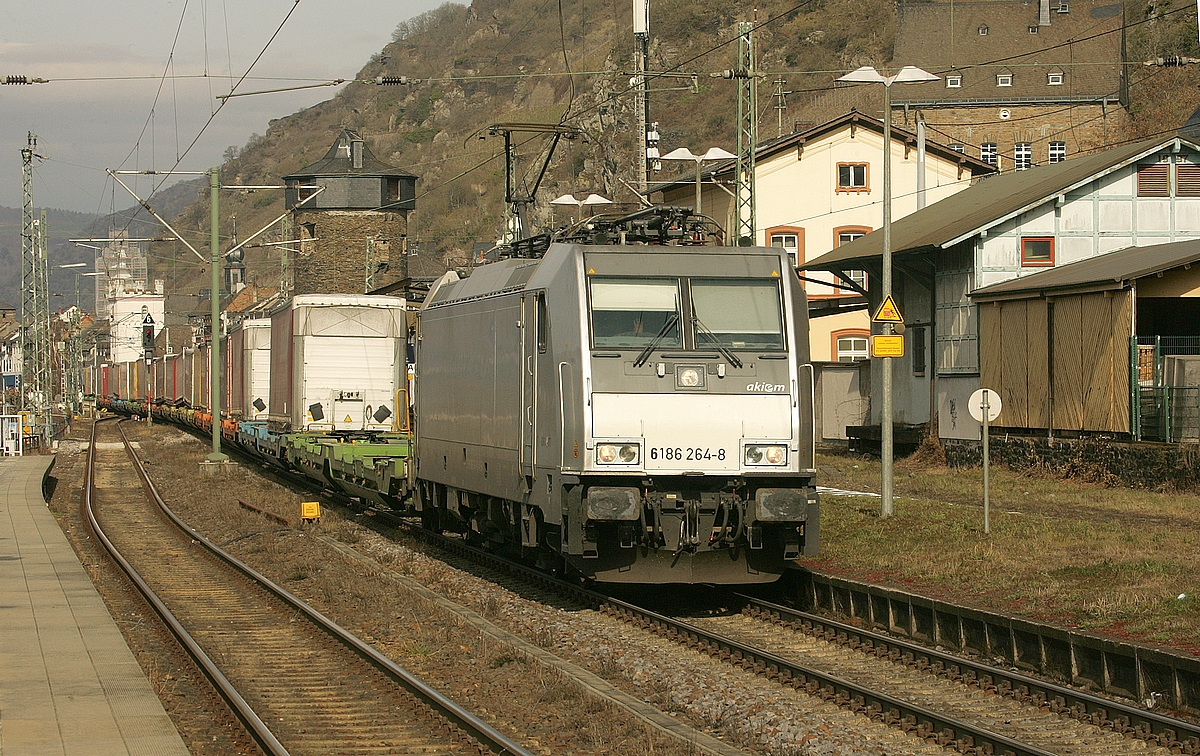 186 264 der akiem bei der Durchfahrt in Kaub am 12.03.2022