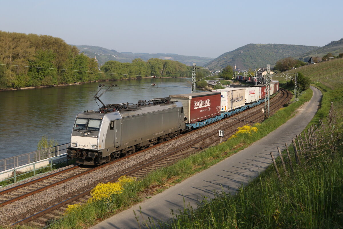 186 264 von  AKIEM  mit einem  KLV  am 2. Mai 20222 bei Assmannshausen am Rhein.