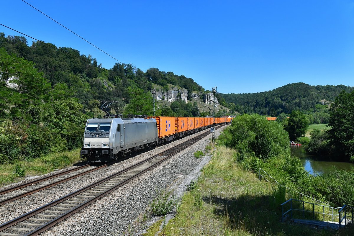 186 264 mit einem Containerzug am 24.07.2019 bei Hagenacker. 