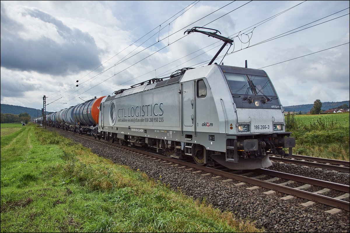 186 266-3 ist mit seinen Kesselzug in Richtung Bebra unterwegs,gesehen am 04.10.2017 bei Reilos.