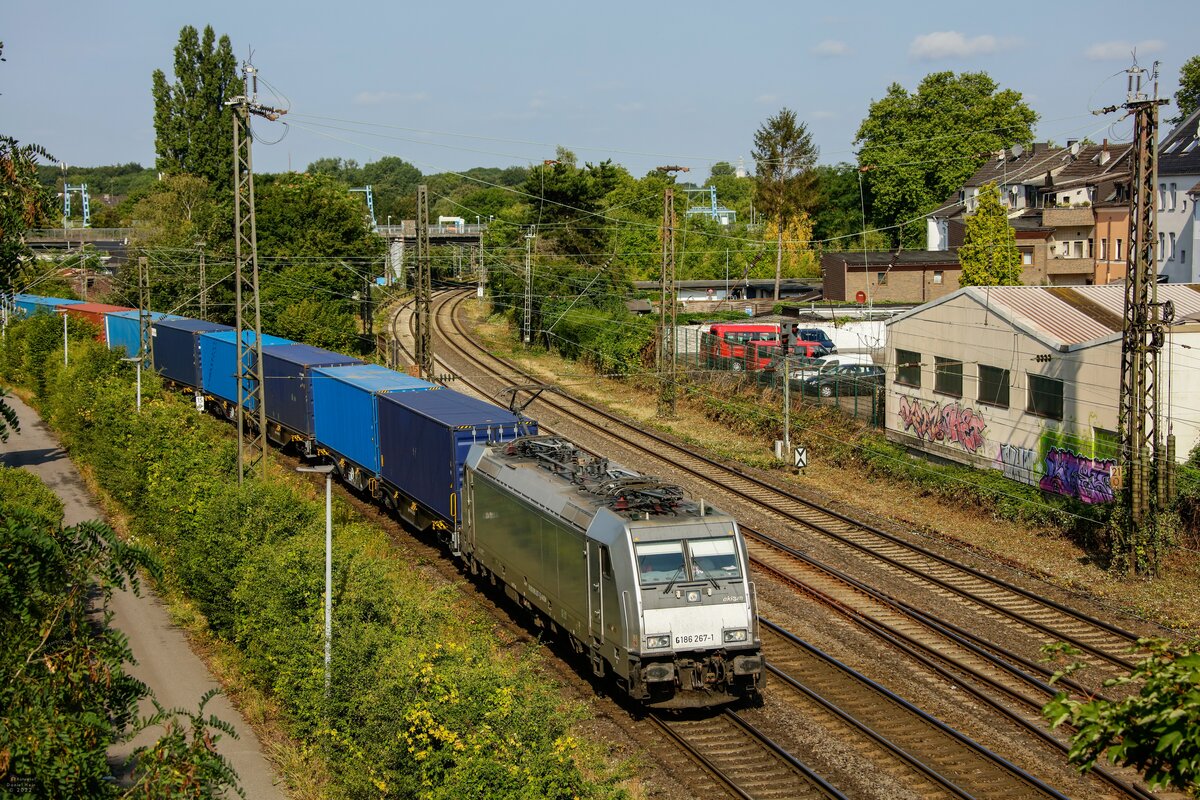 186 267-1 akiem mit Containerzug in Oberhausen Osterfeld, Juli 2022.