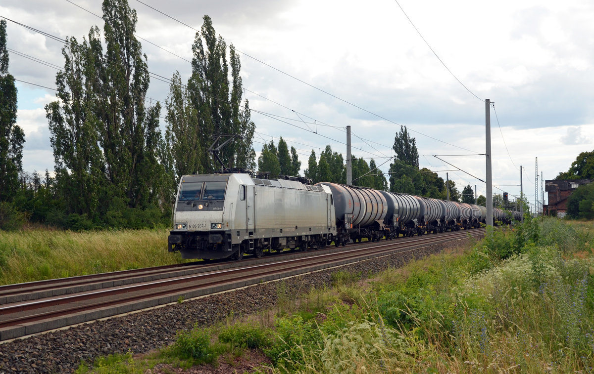 186 267 der akiem führte am 07.07.20 für ihren Mieter CTL einen Kesselwagenzug durch Brehna Richtung Bitterfeld.