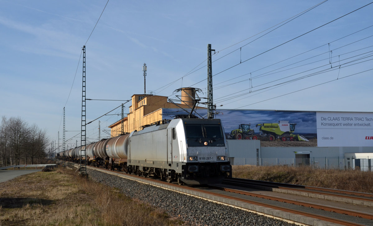 186 267 von akiem führte für ihren Mieter CTL am 23.02.19 einen Kesselwagenzug vorbei am Claas-Werk Landsberg Richtung Bitterfeld.
