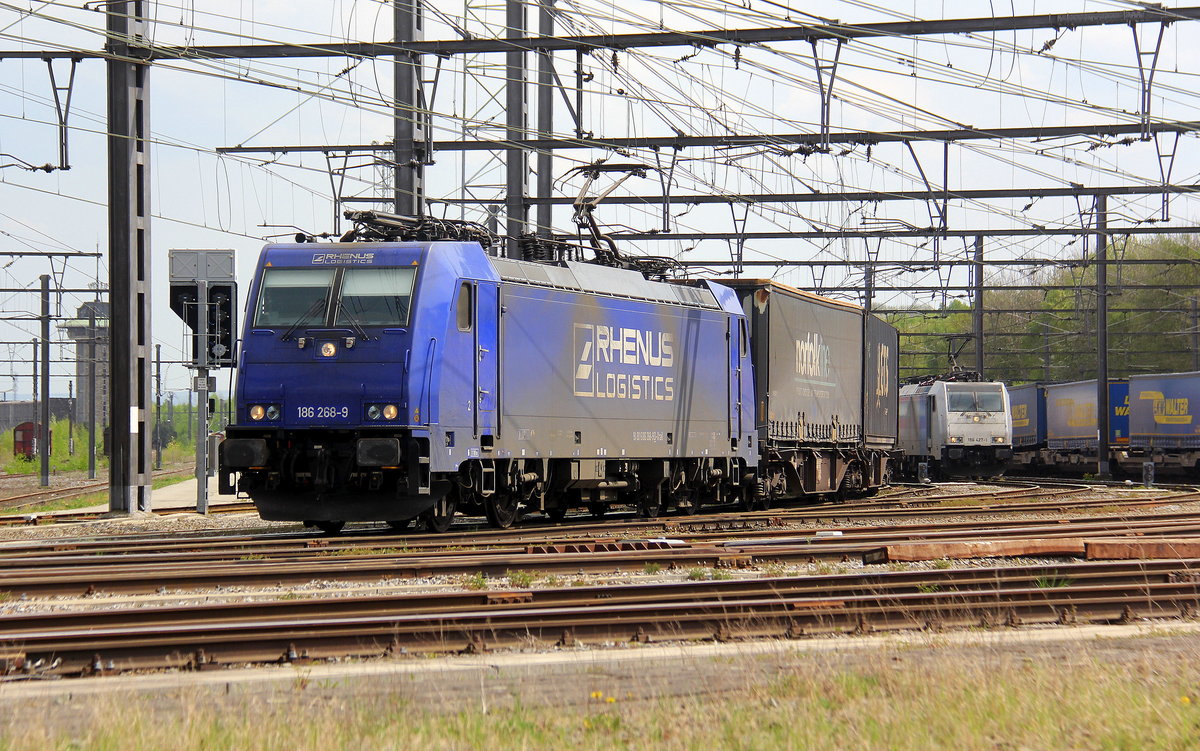 186 268-9  von Rhenus-Logistik  fährt mit einem GTS-Containerzug aus Piacenza(I) nach Zeebrugge-Ramskapelle(B) und verlässt den Güterbahnhof von Montzen(B) und fährt in Richtung Vise,Tongeren(B).
Aufgenommen in Montzen-Gare(B). 
Bei Sommerwetter im April 2018. 
Am Nachmittag vom 22.4.2018.