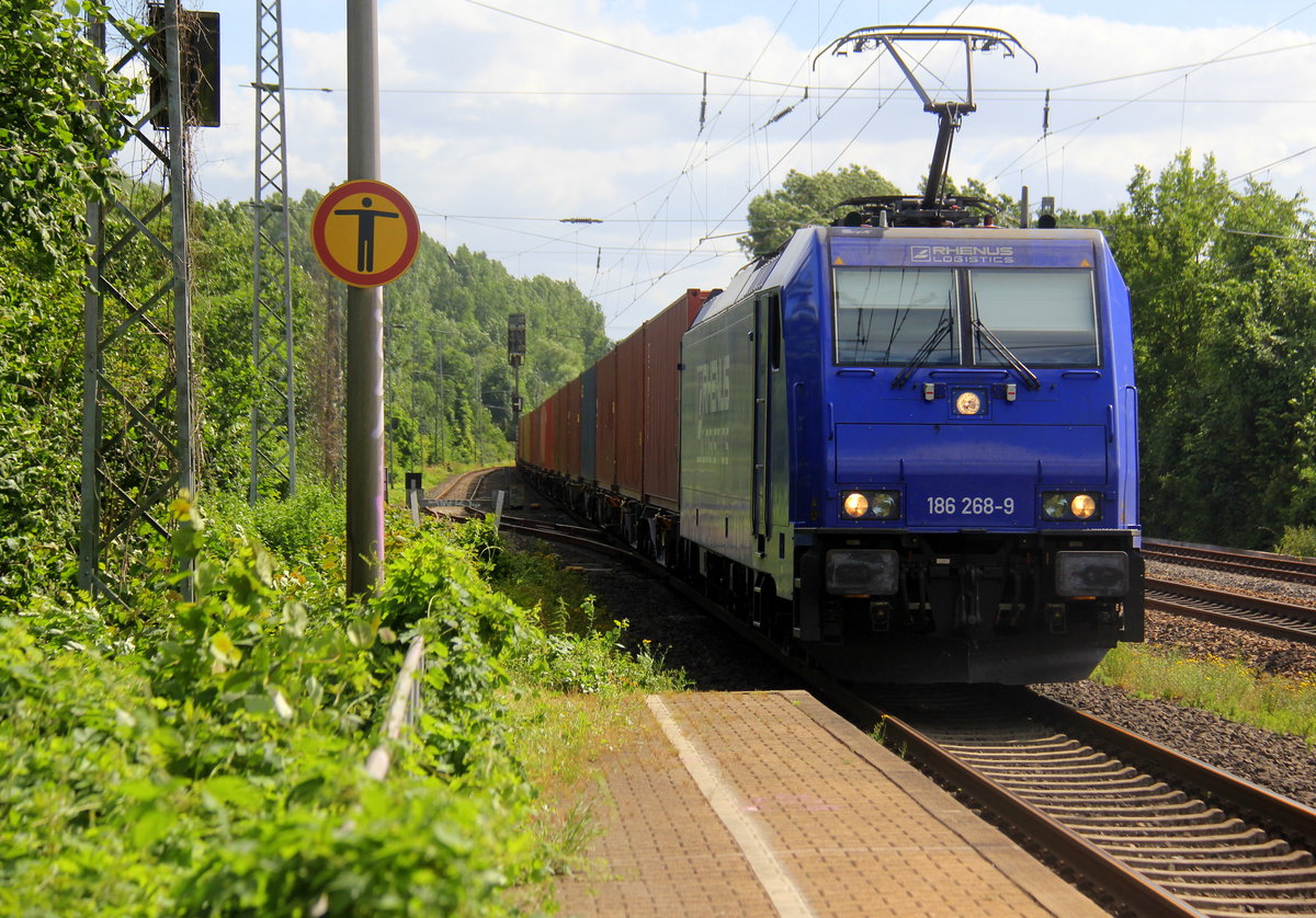 186 268-9 von Rhenus-Logistik kommt als Umleiter aus Richtung Aachen-West,Laurensberg,Richterich mit einem MSC-Containerzug aus Antwerpen-Krommenhoek(B) nach Germersheim(D) und fährt durch Kohlscheid in Richtung Herzogenrath,Mönchengladbach. Aufgenommen vom Bahnsteig 1 in Kohlscheid.
Bei Sonnenschein und Wolken am Nachmittag vom 21.6.2018. 