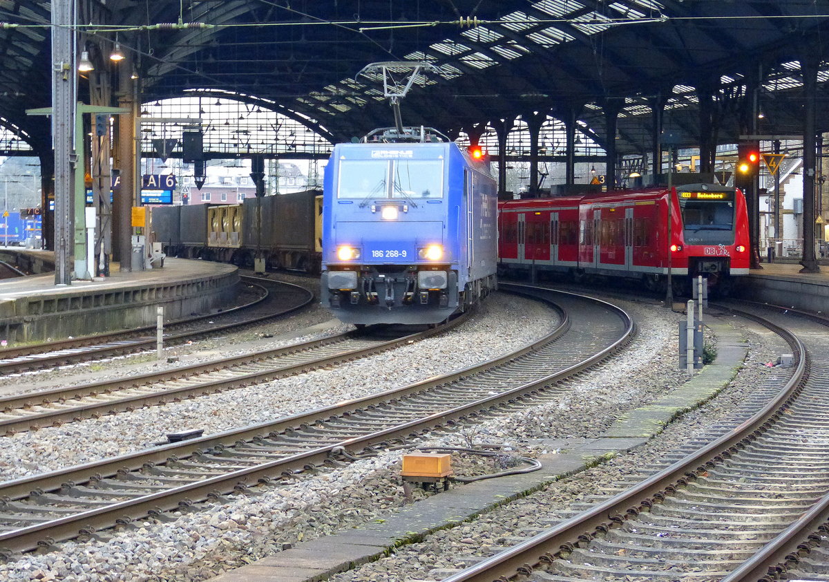 186 268-9 von Rhenus-Logistik  kommt aus Richtung Aachen-West,Aachen-Schanz und fährt durch den Aachener-Hbf in Richtung Köln mit einem GTS-Containerzug aus Zeebrugge-Ramskapelle(B) nach Piacenza(I) und fährt in Richtung Aachen-Rothe-Erde,Stolberg-Hbf(Rheinland)Eschweiler-Hbf,Langerwehe,Düren,Merzenich,Buir,Horrem,Kerpen-Köln-Ehrenfeld,Köln-West,Köln-Süd. Aufgenommen vom Bahnsteig 2 vom Aachen-Hbf.
Am Kalten Morgen vom 6.2.2018.