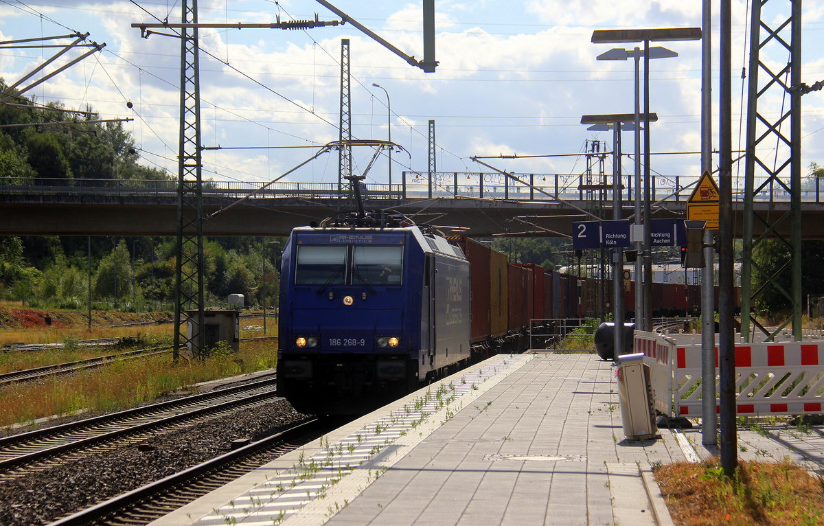 186 268-9 von Rhenus-Logistik kommt mit einem MSC-Containerzug aus Antwerpen-Krommenhoek(B) nach Germersheim(D) und kommt aus Richtung Aachen-West,Aachen-Schanz,Aachen-Hbf,Aachen-Rothe-Erde,Eilendorf und fährt durch Stolberg-Hbf(Rheinland) in Richtung Eschweiler-Hbf,Langerwehe,Düren,Merzenich,Buir,Horrem,Kerpen-Köln-Ehrenfeld,Köln-West,Köln-Süd. Aufgenommen vom Bahnsteig 1 von Stolberg-Rheinland-Hbf.
Bei Sommerwetter am Nachmittag vom 10.8.2018.