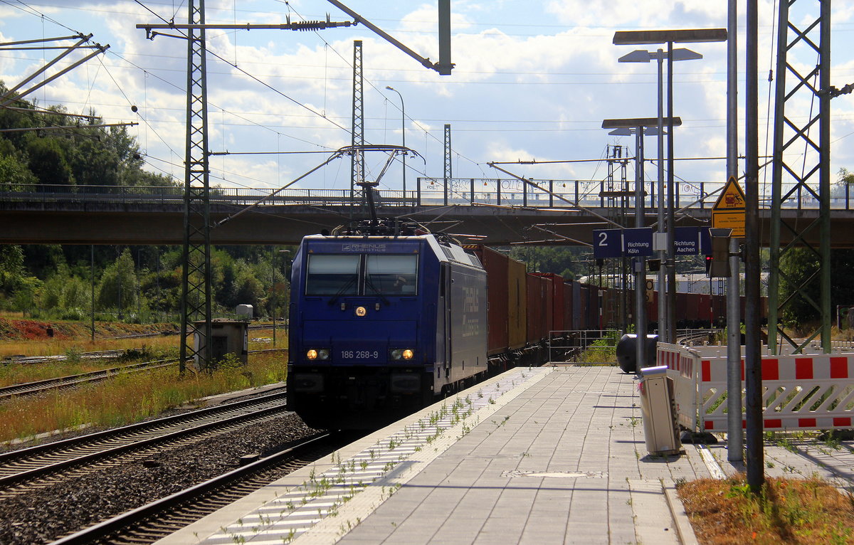 186 268-9 von Rhenus-Logistik kommt mit einem MSC-Containerzug aus Antwerpen-Krommenhoek(B) nach Germersheim(D) und kommt aus Richtung Aachen-West,Aachen-Schanz,Aachen-Hbf,Aachen-Rothe-Erde,Eilendorf und fährt durch Stolberg-Hbf(Rheinland) in Richtung Eschweiler-Hbf,Langerwehe,Düren,Merzenich,Buir,Horrem,Kerpen-Köln-Ehrenfeld,Köln-West,Köln-Süd. Aufgenommen vom Bahnsteig 1 von Stolberg-Rheinland-Hbf.
Bei Sommerwetter am Nachmittag vom 10.8.2018.