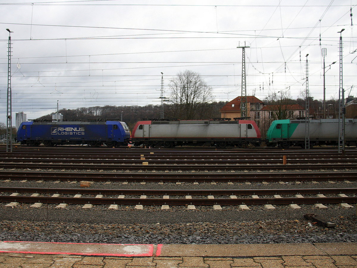 186 268-9 von Rhenus-Logistik steht abgestellt in Aachen-West. 
Aufgenommen vom Bahnsteig in Aachen-West. 
Bei Wolken am Nachmittag vom 31.12.2017.