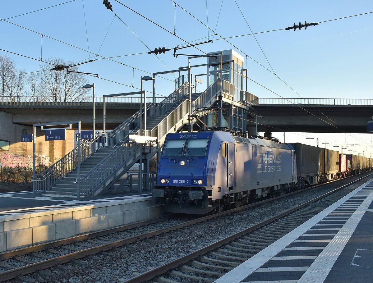 186 269-7 mit einem Containerzug durch Heddesheim/Hirschberg gen Weinheim. Sonntag den 24.2.2019 