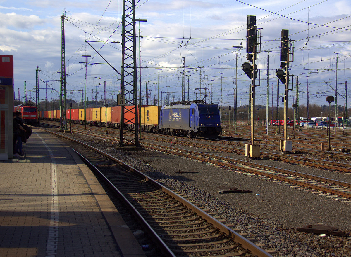 186 269-7 von Rhenus-Logistik fährt mit einem MSC-Containerzug aus Antwerpen-Krommenhoek(B) nach Germersheim(D) und fährt in Richtung Aachen-Schanz,Aachen-Hbf,Aachen-Rothe-Erde,Stolberg-Hbf(Rheinland)Eschweiler-Hbf,Langerwehe,Düren,Merzenich,Buir,Horrem,Kerpen-Köln-Ehrenfeld,Köln-West,Köln-Süd. 
Aufgenommen vom Bahnsteig von Aachen-West. 
Bei Sonnenschein und Regenwolken am Nachmittag vom 3.4.2018.