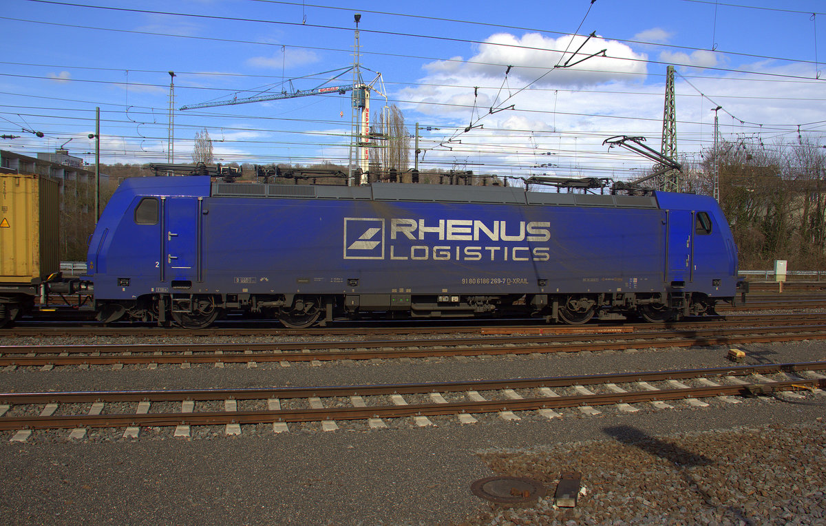 186 269-7 von Rhenus-Logistik fährt mit einem Güterzug aus Antwerpen-Krommenhoek(B) nach Germersheim(D) und fährt in Richtung Aachen-Schanz,Aachen-Hbf,Aachen-Rothe-Erde,Stolberg-Hbf(Rheinland)Eschweiler-Hbf,Langerwehe,Düren,Merzenich,Buir,Horrem,Kerpen-Köln-Ehrenfeld,Köln-West,Köln-Süd. 
Aufgenommen vom Bahnsteig von Aachen-West. 
Bei Sonnenschein und Regenwolken am Nachmittag vom 3.4.2018.