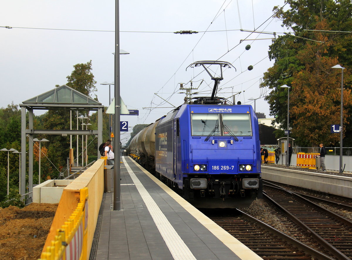 186 269-7 von Rhenus-Logistik kommt mit einem langen Silozug durch Kohlscheid aus Buna-Werke(D) nach Herentals(B) und fährt die Kohlscheider-Rampe hoch nach Aachen-West. 
Aufgenommen vom nagelneunen Bahnsteig 2 in Kohlscheid.
Bei Sonne und Regenwolken am Nachmittag vom 6.9.2018.