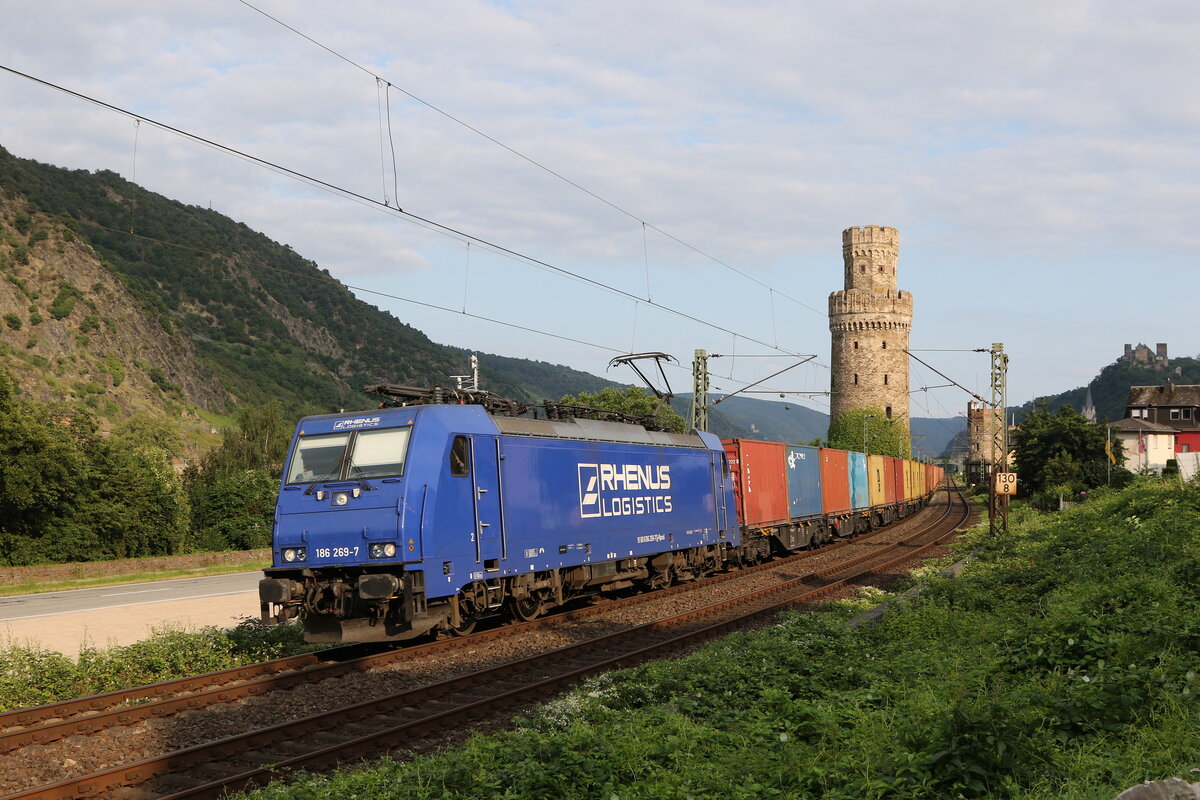 186 269 mit einem Containerzug am 22. Juli 2021 bei Oberwesel am Rhein.