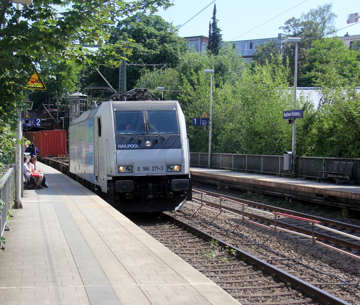 186 271-3 fährt jetzt für Crossrail kommt aus Richtung Köln,Aachen-Hbf mit ein  MSC-Contai
nerzug aus Germersheim(D) nach Antwerpen-Krommenhoek(B) und fährt in Richtung Aachen-West. Aufgenommen vom Bahnsteig von Aachen-Schanz.
Bei Sommerwetter am Nachmittag vom 19.6.2019.