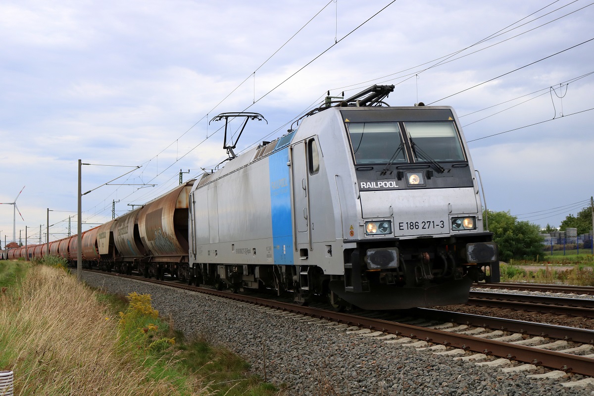 186 271-3 Railpool als Getreidezug fährt in Niemberg auf der Bahnstrecke Magdeburg–Leipzig (KBS 340) Richtung Halle (Saale). [9.9.2017 | 12:58 Uhr]