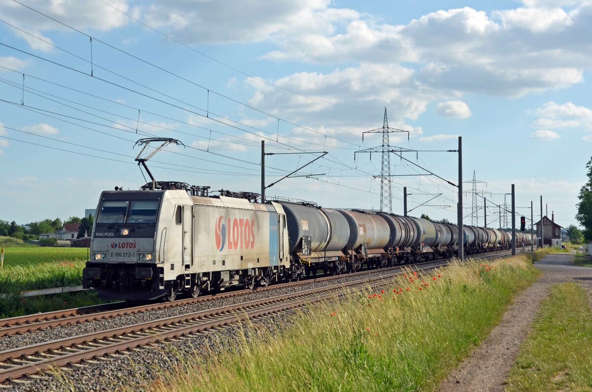 186 272 der Lotos schleppte am 13.06.21 einen Kesselwagenzug durch Braschwitz Richtung Magdeburg.