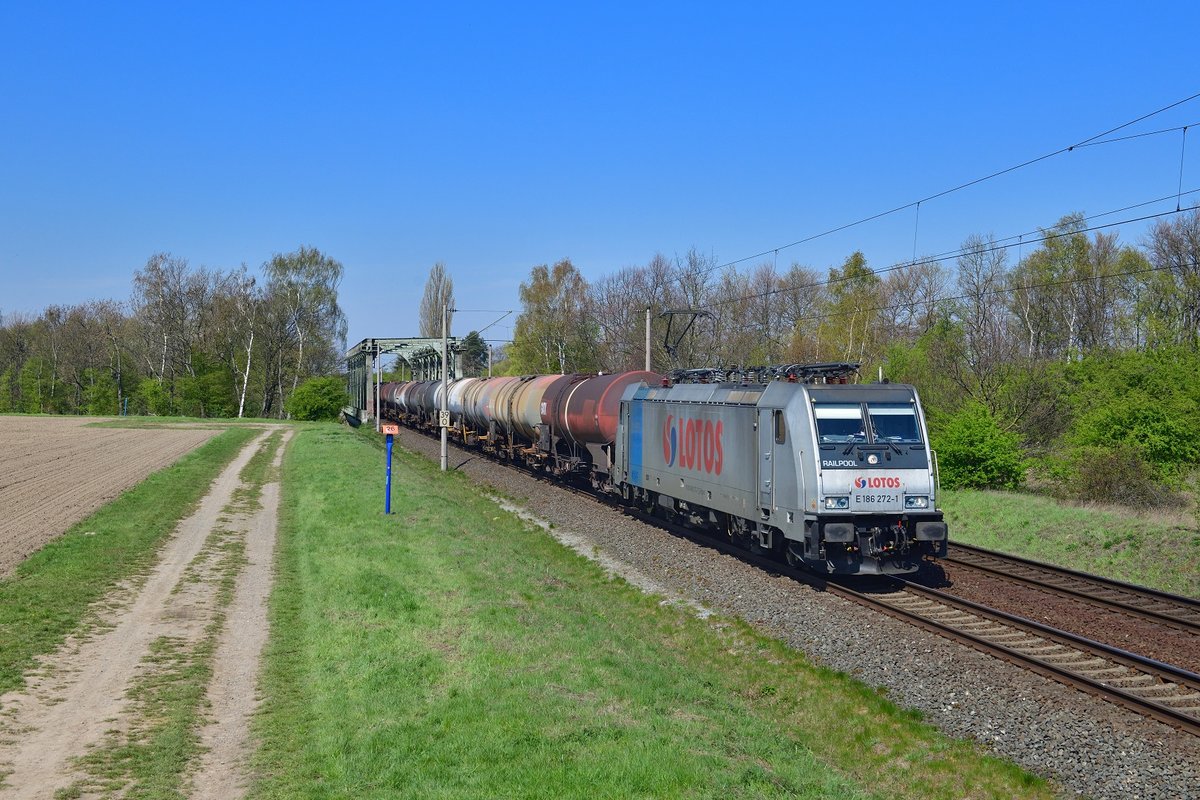 186 272 mit einem Kesselzug am 17.04.2019 bei Woltorf.