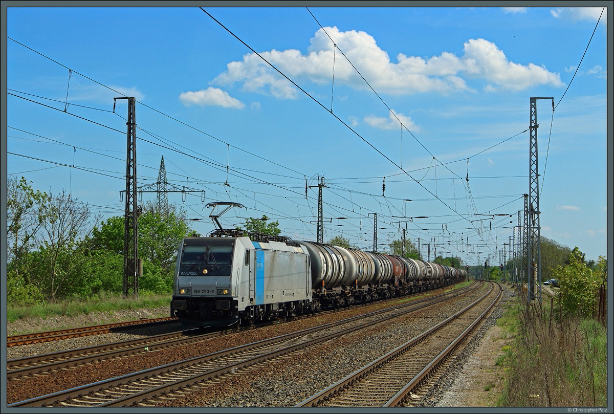 186 273-9, im Einsatz für Koleje Śląskie Sp.z o.o., fährt am 28.04.2018 mit einem Kesselzug durch Saarmund. 