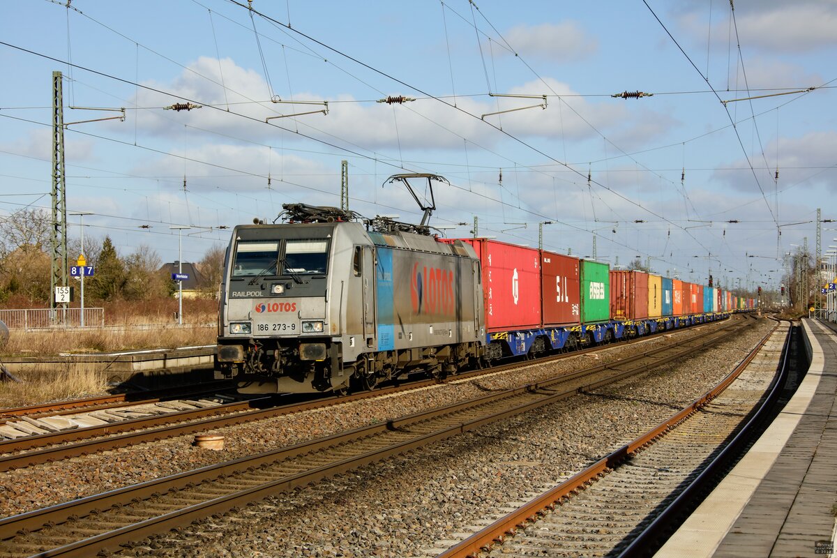 186 273-9 Lotos mit Containerzug in Neubeckum, Februar 2022.