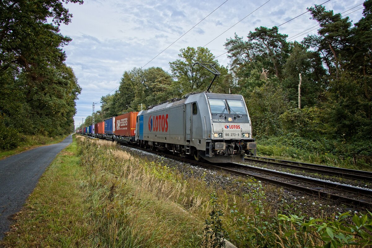 186 273-9 der Railpool, unterwegs für Lotos, mit einem Containerzug bei Hamm-Neustadt (01.10.2021)