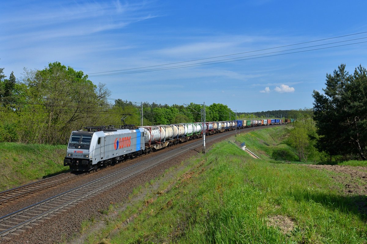 186 273 mit einem Containerzug am 11.05.2016 bei Slubice. 