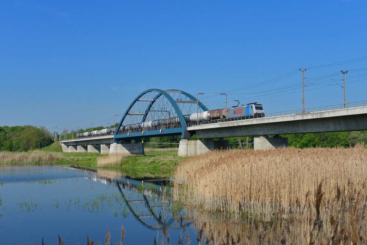 186 273 mit einem Kesselzug am 11.05.2016 bei Slubice.