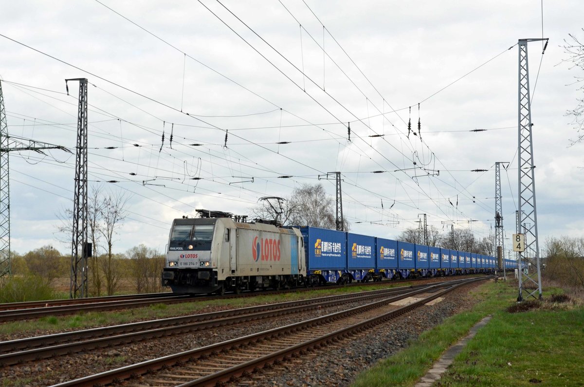 186 274 der Lotos führte am 13.04.21 einen Ganzzug China-Container durch Saarmund Richtung Potsdam.