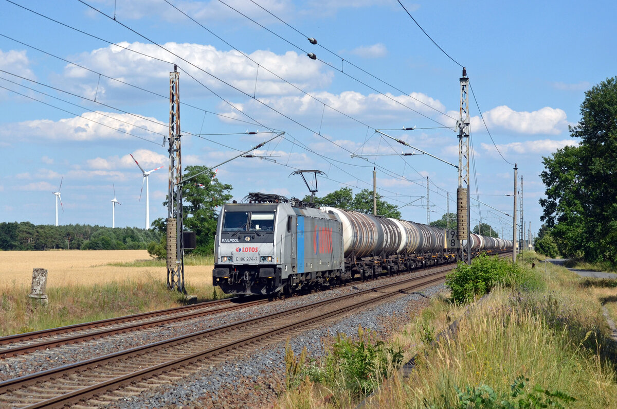186 274 der Lotos führte am 03.07.22 einen Kesselwagenzug durch Wittenberg-Labetz Richtung Dessau.