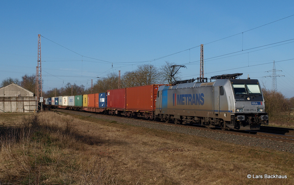 186 275-4 Metrans poltert am 8.03.15 mit ihrem bunten Containerzug aus Bremerhaven durch Wahnebergen gen Tschechien.