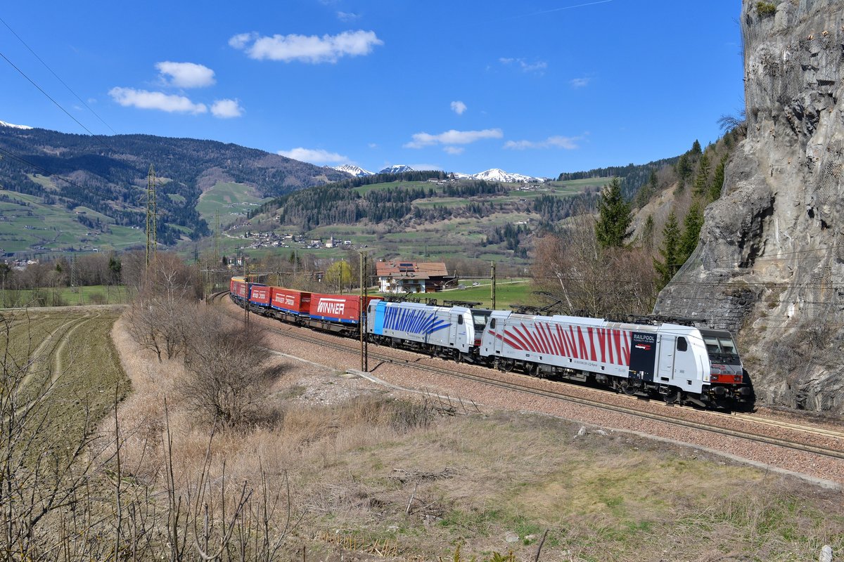 186 281 + 186 287 mit TEC 43139 am 29.03.2017 bei Sterzing. 