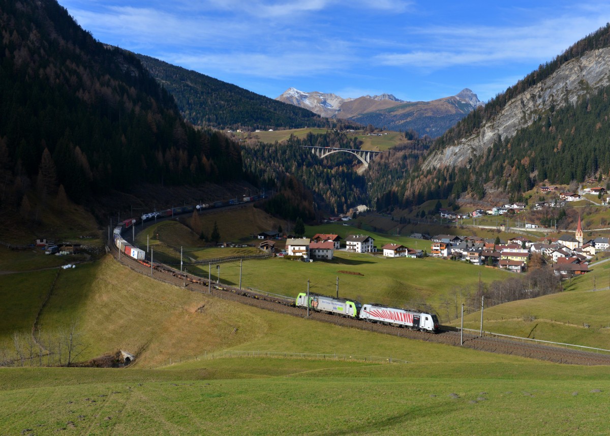 186 281 + Re 486 502 mit einem KLV am 19.11.2015 bei St. Jodok am Brenner. 