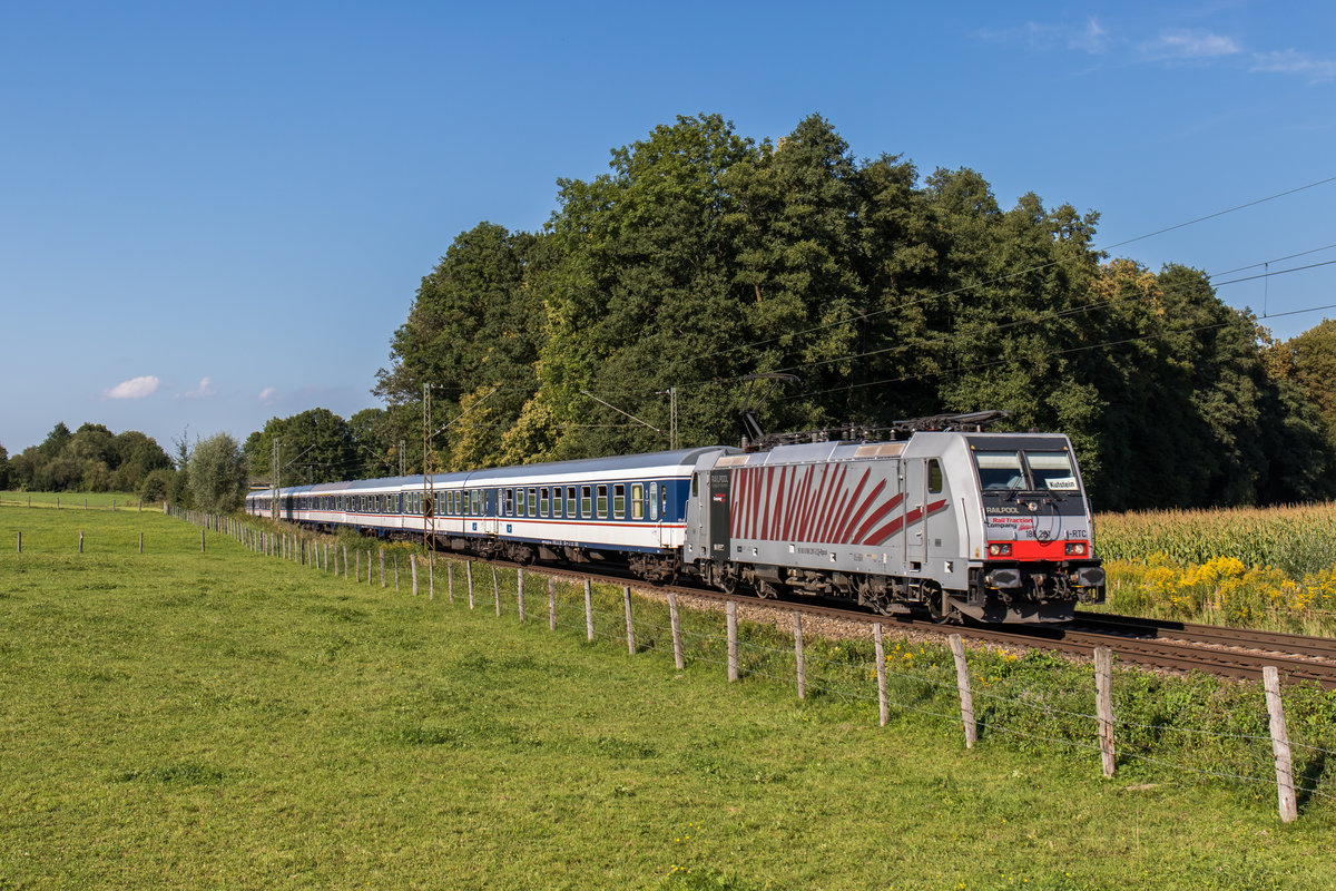 186 281 befördert die NX-Garnitur von München nach Kufstein und passiert gleich den BÜ bei Vogl, aufgenommen am 8. September 2016.