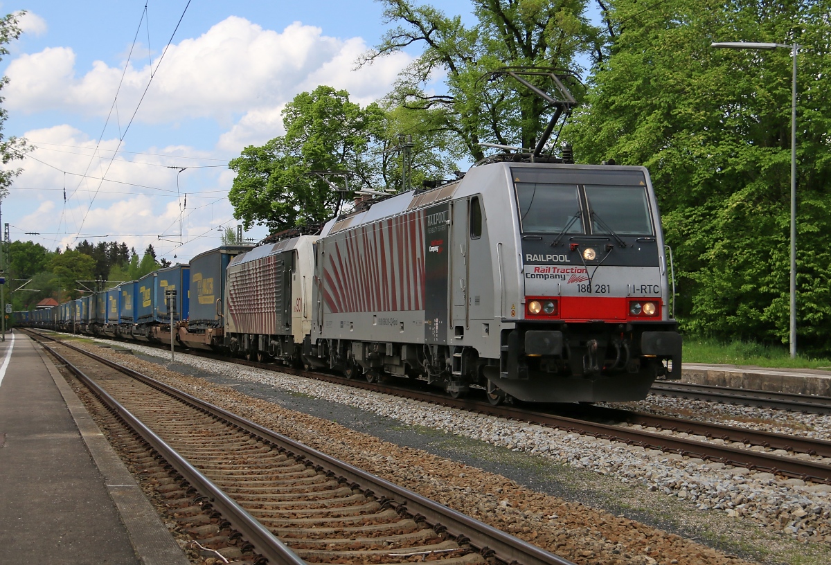186 281 in Doppeltraktion mit 189 901 und LKW-Walter-KLV-Zug in Fahrtrichtung Kufstein. Aufgenommen in Aßling am 07.05.2015.