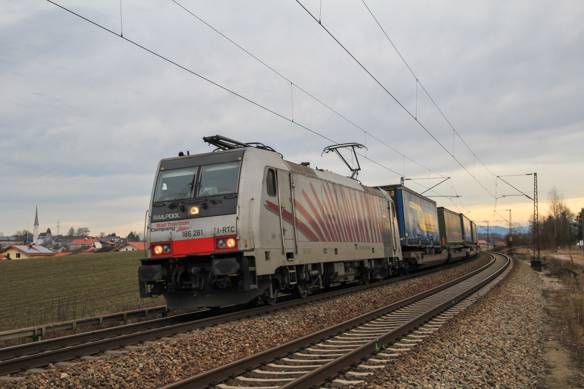 186 281 mit einem KLV am 4. Januar 2014 bei Ostermünchen.