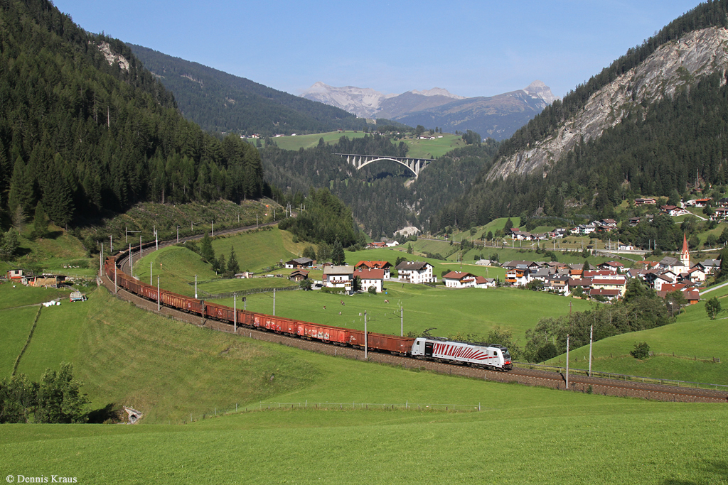 186 281 mit Güterzug am 12.09.2015 bei St. Jodok.