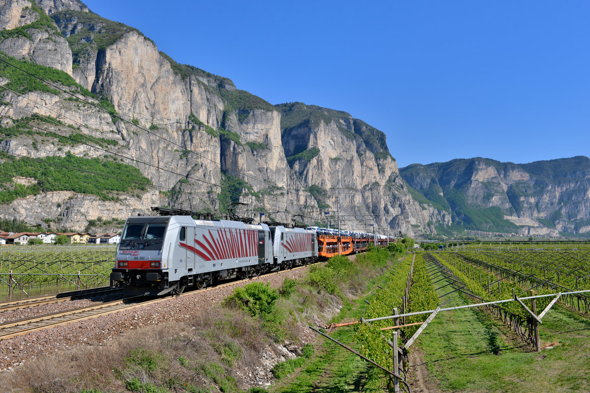 186 282 + 186 284 mit einem Autozug am 20.04.2017 bei Mezzocorona. 