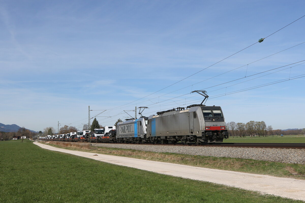 186 282 und 187 300 waren mit  LKW-Zugmaschinen  am 12. April 2022 bei Übersee am Chiemsee in Richtung Salzburg unterwegs.
