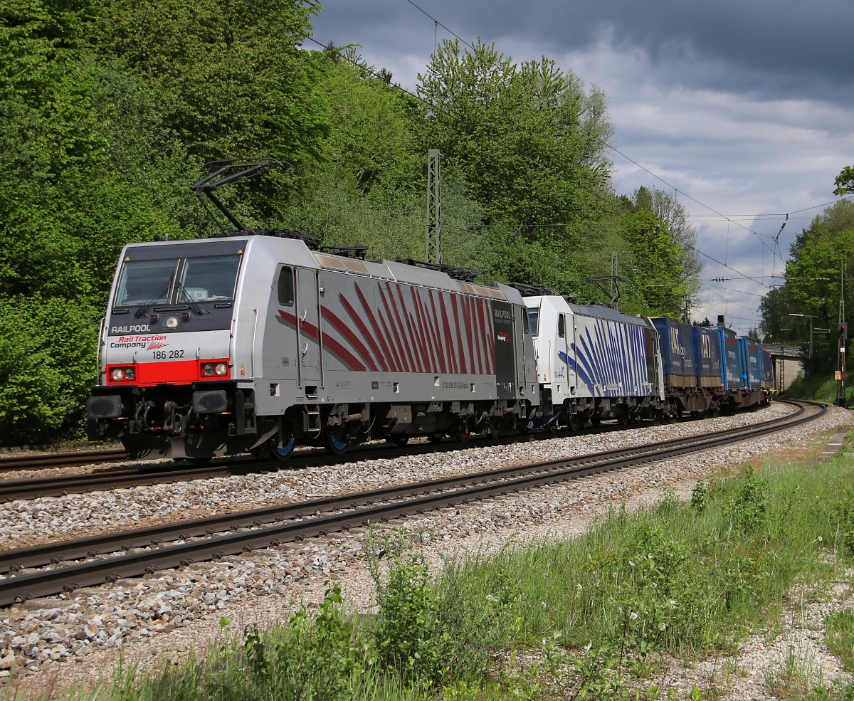 186 282 in Doppeltraktion mit 186 440 und KLV-Zug in Fahrtrichtung Kufstein. Aufgenommen in Aßling am 07.05.2015.