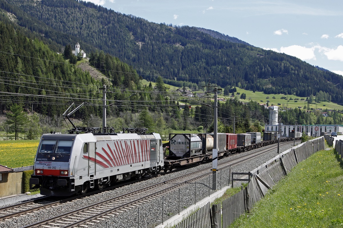 186 282 (RAILPOOL) mit Güterzug bei Stainach am Brenner am 8.05.2014.
