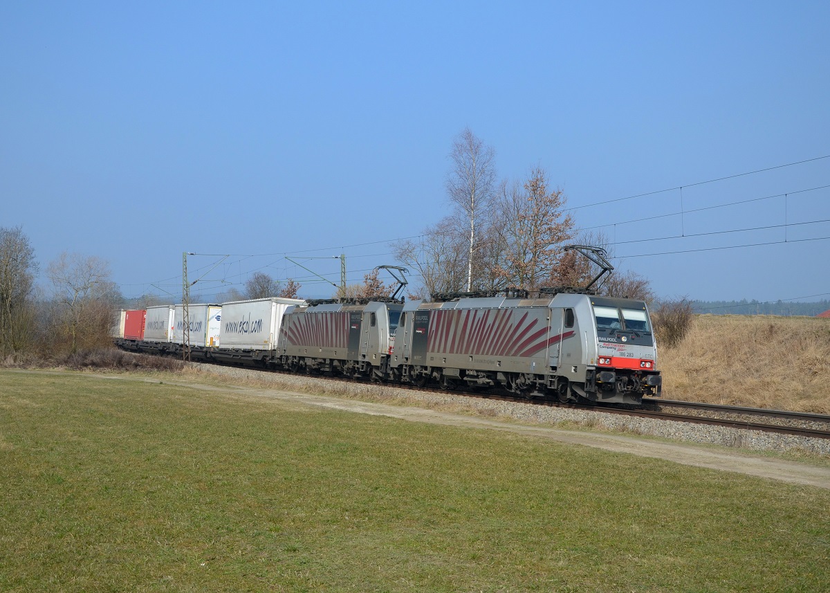186 283 + 186 281 mit einem Ekol-KLV am 08.03.2014 bei Ostermünchen. 
