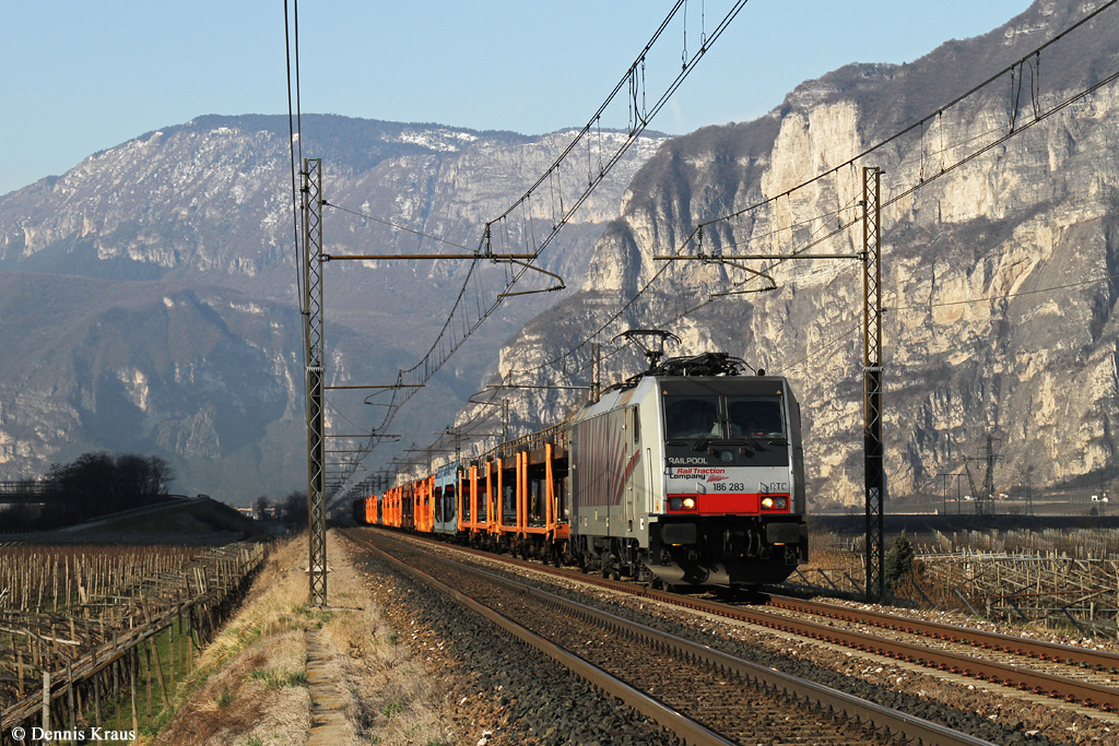 186 283 mit Autozug am 07.03.2015 bei Salorno.