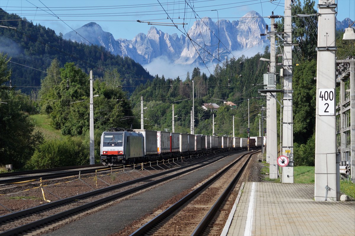186 283 der Railpool mit Taschenwagenzug bei der Durchfahrt durch den Haltepunkt Th�rl-Maglern in Richtung Villach; 16.08.2019, gegen 08:59 Uhr.

EXIF-Daten: SONY SLT-A58, Aufnahmezeit: 2019:08:16, Belichtungsdauer: 1/800, Blende: 90/10, ISO: 400, Brennweite: 700/10, Flash: no
