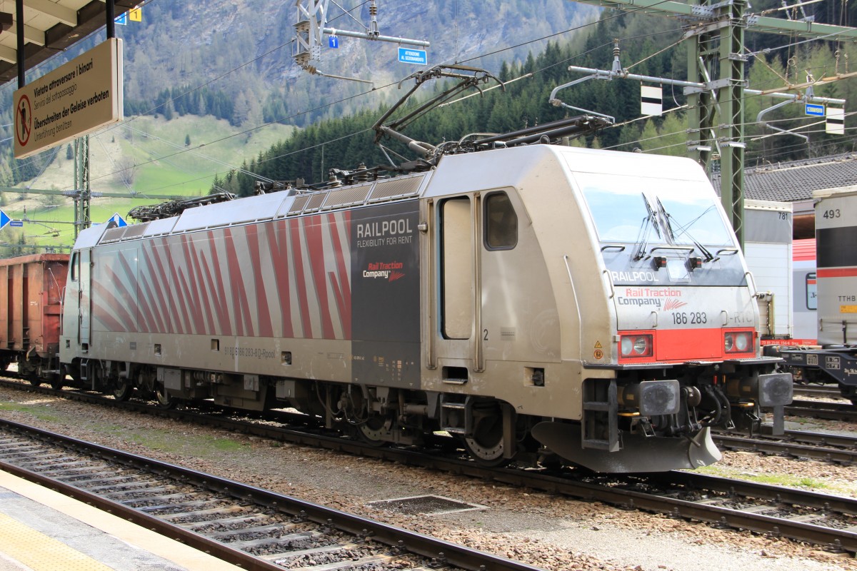 186 283 wartet im Bahnhof Brenner/Brennero mit ihrem Schrottzug auf die Abfahrt gen Italien
2.Mai 2014