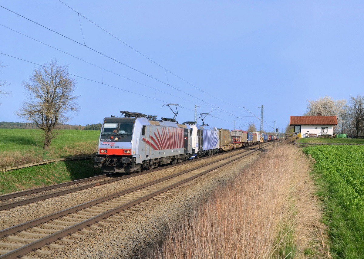 186 284 + 185 662 mit TEC 43125 am 01.04.2014 bei Hilperting.
