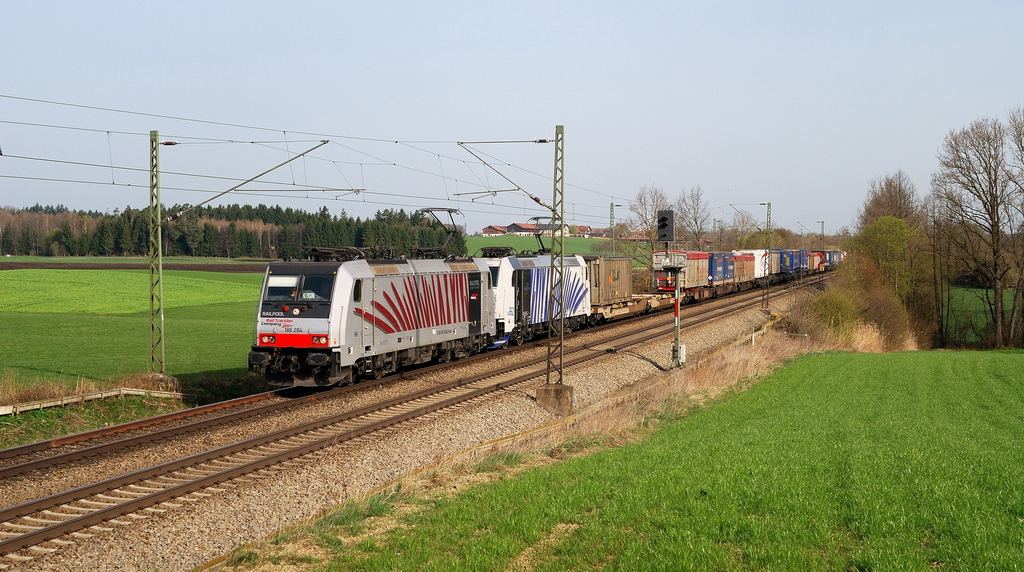 186 284 und 185 662 (Lokomotion) mit KLV-Zug bei Hilperting (01.04.2014)