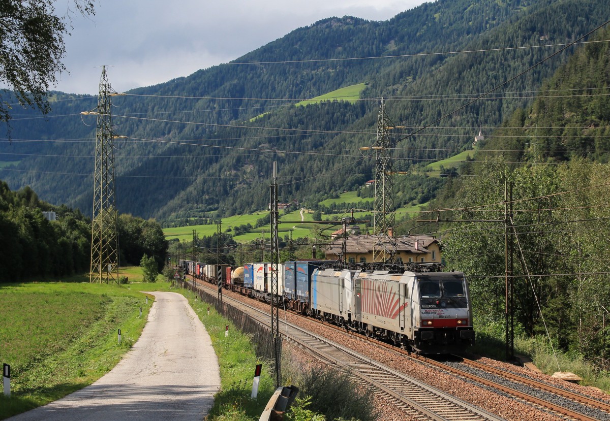 186 284 und 186 286 mit KLV-Zug am 5. Augsut 2014 bei Mauls.