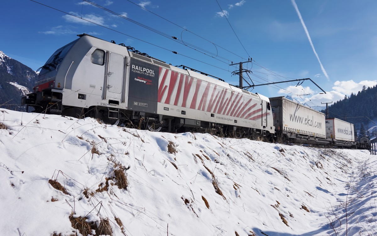 186 284-6 am Zugschluss vom Ekol-Zug auf der Fahrt in Richtung Trieste. Zuglok war 189 903-8 der RTC.
Aufgenommen am 12.2.2016 beim ehemaligen Bahnhof Angertal.